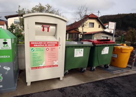 ZBIRALNIK ZA UPORABNA OBLAČILA IN OBUTEV GRAHOVO 02 FOTO LJUBO VUKELIČ